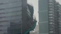 台风"红霞"登陆香港，脚手架被强风卷落